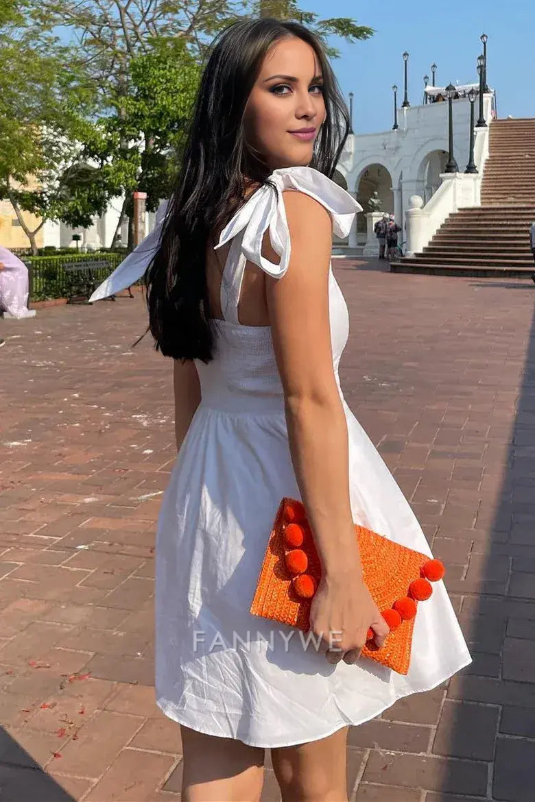 Vestido corto elegante FannyWe blanco con escote cuadrado y tirantes de lazo, estilo formal